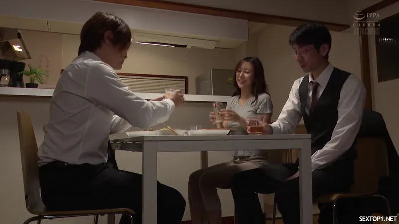 đến nhà cấp trên ở nhờ, cưỡng bức luôn cô vợ sếp