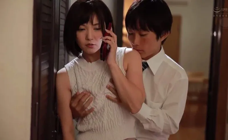 Người chồng đi đánh golf, vợ ở nhà dẫn trai trẻ về phang cho sướng