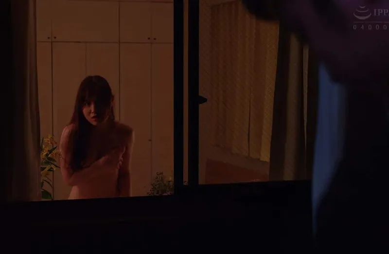 Cô nàng cạnh nhà gã chồng anh xã cạnh bên nhà thường xuyên thay đồ ở ngay cửa sổ