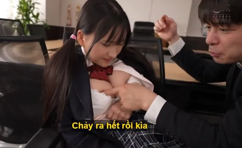 Trong suốt 3 năm, thầy giáo rèn luyện cô học trò ngực đẹp thành “cái bình đựng tinh”.