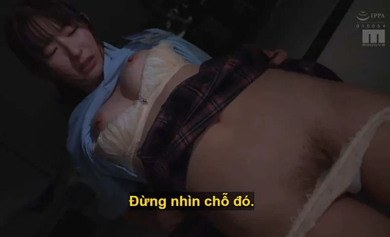 Sếp lớn lập mưu "xử đẹp" cô em dưới quyền kiêu căng lười nhác, suốt ngày chỉ mê mẩn chat chit với người yêu.