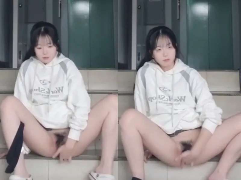 Gái xinh mặc baby mới lớn đang tự sướng thì có người đi qua