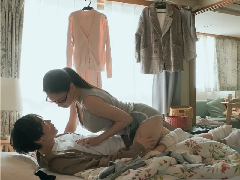 được chị gần nhà "an ủi" khi eny đi ngoại tình